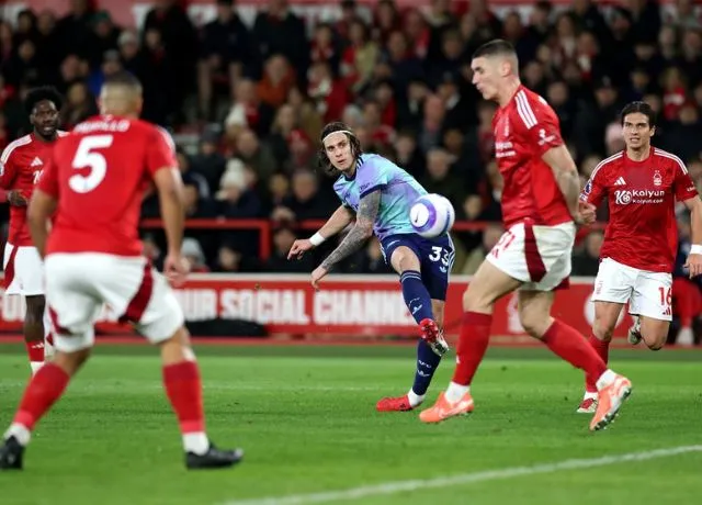 Arsenal gần như buông cuộc đua vô địch khi để hòa Nottingham